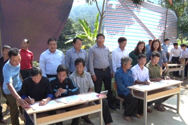 Các hộ gia đình ở xã Ta Gia, huyện Than Uyên tham gia ký cam kết thực hiện nếp sống văn hóa mới