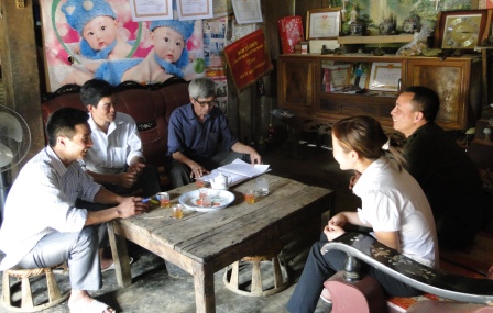 Lãnh đạo bản Phan Lìn, xã San Thàng, thành phố Lai Châu tuyên truyền, vận động người dân phát triển kinh tế
