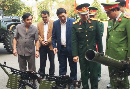 Các đại biểu thăm quan gian trưng bày mô hình học cụ huấn luyện