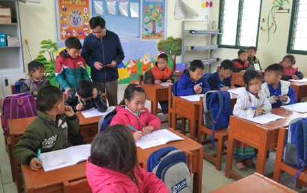 Đ/c Trần Đức Vương, UVBTVTU, Trưởng Ban Tuyên giáo Tỉnh ủy khảo sát thực tế kỹ năng đọc của học sinh lớp 3, Trường Tiểu học xã Tả Ngảo