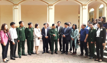 Đồng chí Nguyễn Thế Kỷ, UV BCH TW Đảng, TGĐ Đài tiếng nói Việt Nam và đồng chí Thiếu tướng Trịnh Văn Quyết, Bí thư Đảng ủy, Chính ủy QK 2 gặp gỡ, trao đổi với đại diện lãnh đạo BTG và báo, đài các tỉnh