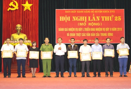 Đ/c Nguyễn Sĩ Cảnh - Bí thư Huyện ủy, Chủ tịch UBND huyện trao giấy khen cho các tập thể xuất sắc