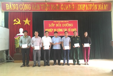 Đ/c Nguyễn Hữu Trung - UVBTVHU, Trưởng Ban Tuyên giáo Huyện ủy, Giám đốc Trung tâm BDCT huyện trao giấy khen cho các học viên có thành tích xuất sắc