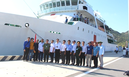 Các đồng chí trong Đoàn lên tàu Hải quân 561 bắt đầu chuyến thăm, động viên quân và dân trên quần đảo Trường Sa, Nhà giàn DK1