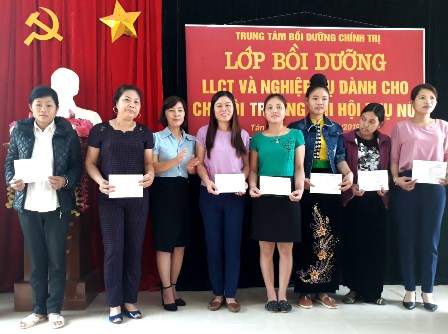 Đ/c Lương Thị Diệp, Huyện ủy viên, Chủ tịch Hội LHPN huyện trao giấy chứng nhận  cho các học viên xuất sắc