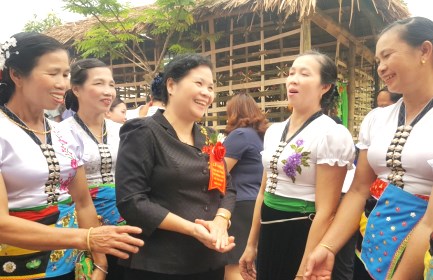 Đ/c Giàng Páo Mỷ - Ủy viên BCH Trung ương Đảng, Bí thư Tỉnh ủy, Trưởng Đoàn Đại biểu Quốc hội tỉnh hỏi thăm, trò chuyện với các nghệ nhân tại lễ hội