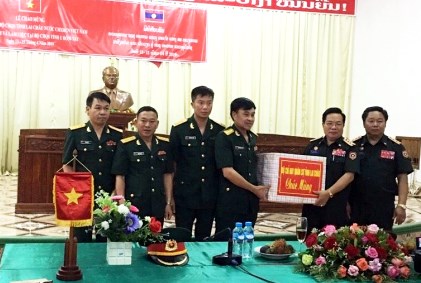 Đoàn công tác Bộ CHQS tỉnh tặng quà CBCS Bộ CHQS tỉnh U - Đôm - Xay