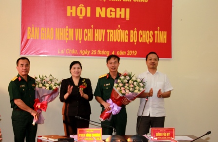 Lãnh đạo tỉnh tặng hoa chúc mừng 2 đồng chí nguyên Chỉ huy trưởng và Chỉ huy trưởng Bộ CHQS tỉnh