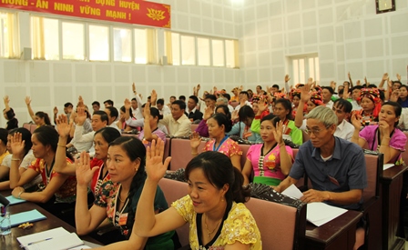 Đại biểu biểu quyết bầu Ban Chấp hành Ủy ban MTTQ huyện Mường Tè khóa XIX