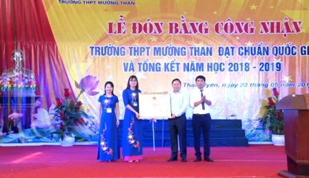 Đồng chí Đinh Trung Tuấn - Tỉnh ủy viên, Giám đốc Sở Giáo dục và Đào tạo trao Bằng công nhận Đạt chuẩn Quốc gia cho Trường THPT Mường Than
