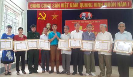 Đ/c Nguyễn Đức Quang, Huyện ủy viên, Bí thư Đảng Ủy Thị trấn Tân Uyên trao tặng Huy hiệu Đảng cho các đảng viên