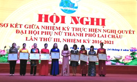 Đ/c Nguyễn Lệ Thủy – Chủ tịch Hội LHPN Thành phố trao Giấy khen cho các tập thể có thành tích xuất sắc.