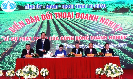 Các đồng chí lãnh đạo tỉnh, lãnh đạo Phòng TM&CN Việt Nam chủ trì diễn đàn đối thoại doanh nghiệp tỉnh Lai Châu năm 2019.