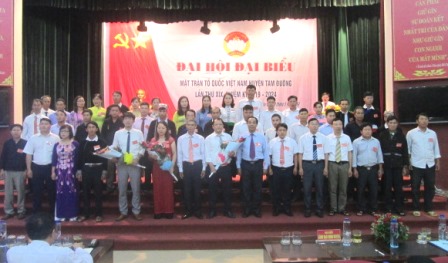 Các thành viên Ủy ban MTTQ Việt Nam huyện Tam Đường khóa XIX, nhiệm kỳ 2019-2024 ra mắt Đại hội