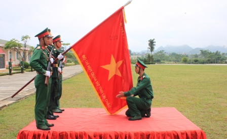 Chiến sĩ mới thực hiện nghi lễ tuyên thệ trước Quân kỳ Quyết thắng