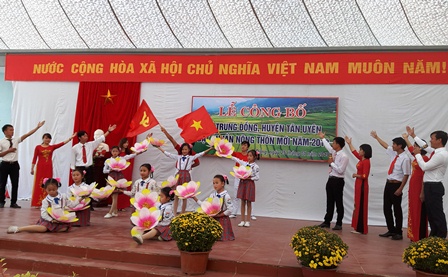 Đội văn nghệ quần chúng xã Trung Đồng biểu diễn chào mừng xã được công nhận đạt chuẩn nông thôn mới