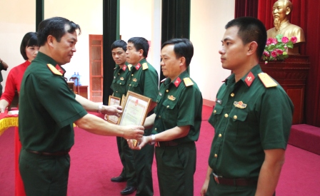 Đồng chí Đại tá Trương Minh Đức, Phó Bí thư Thường trực Đảng ủy, Chính ủy Bộ CHQS tỉnh tặng Giấy khen cho các tập thể có thành tích xuất sắc