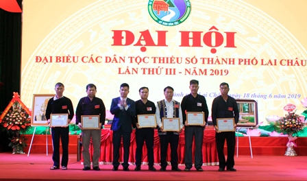 Đồng chí Lưu Bình Nhưỡng - Phó Ban Dân tộc tỉnh tặng giấy khen cho các cá nhân tại Đại hội.