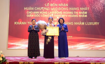 Đồng chí Đặng Thị Ngọc Thịnh - Phó Chủ tịch nước trao Huân chương Lao động Hạng nhất và đồng chí Giàng Páo Mỷ - Bí thư Tỉnh ủy, Trưởng Đoàn đại biểu Quốc hội tỉnh tặng hoa chúc mừng bà Hoàng Thị Nhâm
