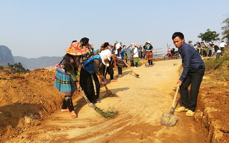 Người Mông bản Nậm Vai tham gia vệ sinh môi trường