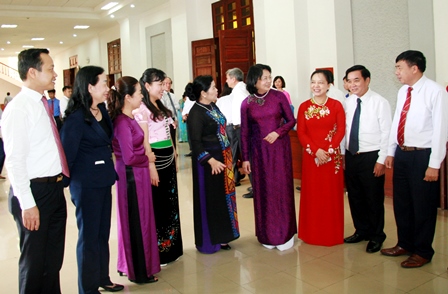 Đồng chí Đặng Thị Ngọc Thịnh, Uỷ viên Ban Chấp hành Trung ương Đảng- Phó Chủ tịch nước trò chuyện với cán bộ, công chức, viên chức tỉnh Lai Châu tại Lễ Phát động