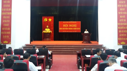 Đ/c Trần Khúc Dương - HUV, Phó Chủ tịch HĐND huyện báo cáo tại hội nghị