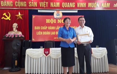 Đồng chí Vũ Ngọc Sang, Bí thư Đảng ủy, Giám đốc Công ty cổ phần trà Than Uyên nhận Bằng lao động sáng tạo của Tổng Liên đoàn lao động Việt Nam