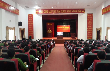 Quang cảnh buổi học nghị quyết bằng hình thức trực tuyến tại điểm cầu trung tâm huyện