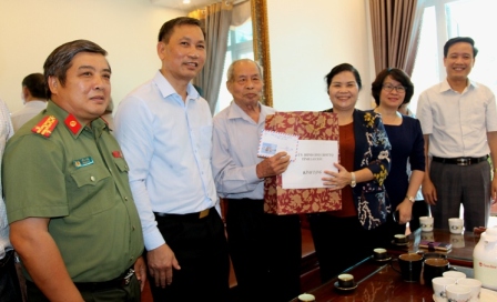 Đ/c Giàng Páo Mỷ - Bí thư Tỉnh ủy cùng đoàn lãnh đạo tỉnh, thành phố thăm và tặng quà ông Bàn Quốc Bảo là cán bộ lão thành cách mạng.