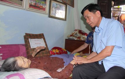 Đ/c Bùi Từ Thiện – Ủy viên Ban Thường vụ Tỉnh ủy, Phó Chủ tịch thường trực HĐND tỉnh thăm hỏi, động viên tặng quà bà Nguyễn Thị Chuyền - Mẹ Liệt sỹ