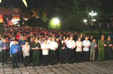 Đoàn lãnh đạo tỉnh viếng và thắp nến tri ân các anh hùng liệt sỹ