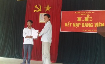 Lễ kết nạp đảng viên mới tại Chi bộ 20 - Đảng bộ xã Pắc Ta, huyện Tân Uyên