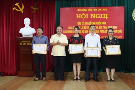 Đ/c Mùa A Trừ - Chủ tịch Hội Nông dân tỉnh trao Bằng khen cho các  tập thể có thành tích xuất sắc trong thực hiện Dự án