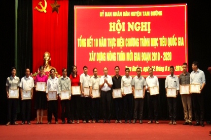 Đồng chí Từ Hữu Hà – Chủ tịch UBND huyện Tam Đường tặng giấy khen cho tập thể, cá nhân tiêu biểu trong phong trào thi đua xây dựng NTM