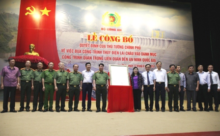 Các đồng chí lãnh đạo Bộ Công an, Công thương, Tài chính, Quốc phòng, Tập đoàn Điện lực Việt Nam và tỉnh Lai Châu tại Lễ công bố