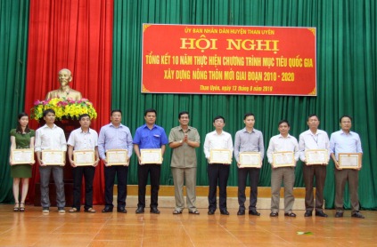 Đồng chí Hoàng Văn Hiêng – Chủ tịch UBND huyện Than Uyên trao giấy khen cho các cá nhân có thành tích xuất sắc trong thực hiện Chương trình xây dựng NTM giai đoạn 2010-2020.