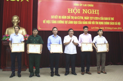 Đồng chí Giàng A Tính - Ủy viên BTV Tỉnh ủy, Phó Chủ tịch UBND tỉnh trao bằng khen cho các cá nhân, tập thể có thành tích xuất.