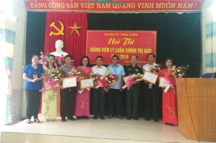 Các đồng chí lãnh đạo Huyện ủy, UBND huyện Than Uyên trao giải cho các thí sinh