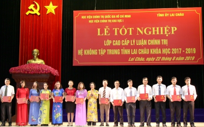 PGS. TS Lê Thị Thục - Phó Giám đốc Học viện Khu vực I trao Bằng tốt nghiệp cho học viên