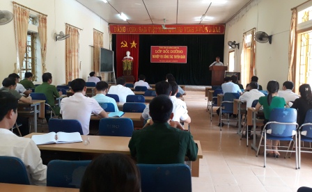 Đồng chí Đặng Thanh Sơn -  Phó trưởng  ban Thường trực Ban Tuyên giáo Tỉnh ủy tham gia báo cáo các chuyên đề tại lớp bồi dưỡng