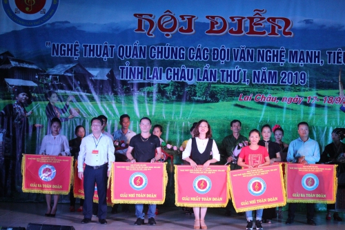 Ban Tổ chức trao giải toàn đoàn cho các đoàn tham gia hội diễn