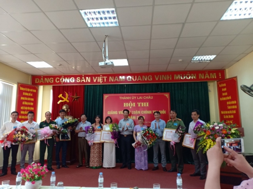Đ/c Hoàng Quốc Khánh - Phó Bí thư Thường trực Thành ủy và đại diện lãnh đạo Ban TGTU trao giấy chứng nhận cho các thí sinh
