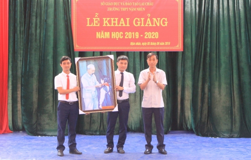 Đ/c Phạm Văn Huỳnh - UVBTVTU, Trưởng Ban Tổ chức Tỉnh ủy tặng bức tranh cho nhà trường