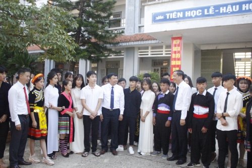 Đ/c Vũ Văn Hoàn - Phó Bí thư Tỉnh ủy, Chủ tịch HĐND tỉnh và lãnh đạo huyện Tam Đường động viên cán bộ, giáo viên và học sinh Trường THPT Bình Lư, huyện Tam Đường