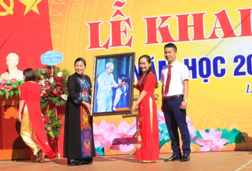 Đ/c Giàng Páo Mỷ - Ủy viên BCHTW Đảng, Bí thư Tỉnh ủy, Trưởng đoàn Đại biểu Quốc hội tỉnh tặng bức tranh cho trường THPT Chuyên Lê Quý Đôn