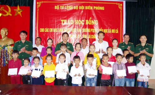 Lãnh đạo Bộ CHBĐBP tỉnh trao học bổng cho các học sinh nghèo.