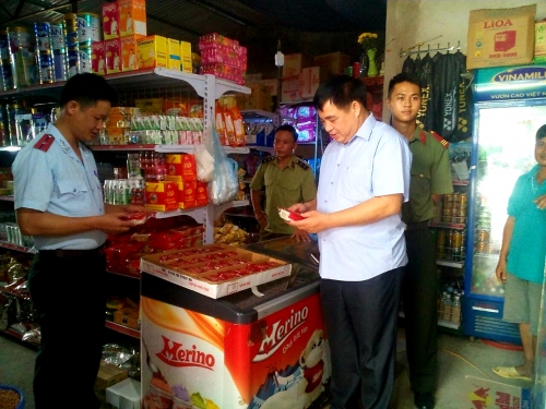 Đoàn kiểm tra liên ngành VSATTP tỉnh kiểm tra cơ sở kinh doanh Chinh Hợp tại thành phố Lai Châu