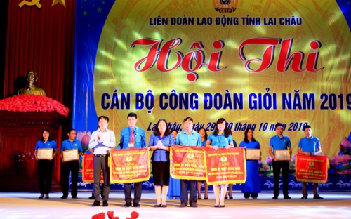 Đ/c Nguyễn Thị Thiện - TUV, Chủ tịch LĐLĐ tỉnh trao giải nhất, nhì cho các đội tham gia hội thi