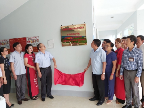 Lãnh đạo huyện Tam Đường gắn biển công trình chào mừng kỷ niệm Trường mầm non Nà Tăm