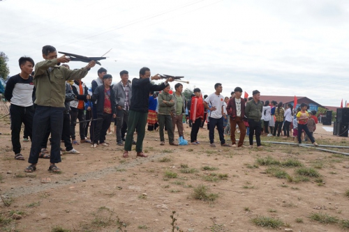 Thi bắn nỏ tại ngày hội đại đoàn kết toàn dân tộc xã Phìn Hồ